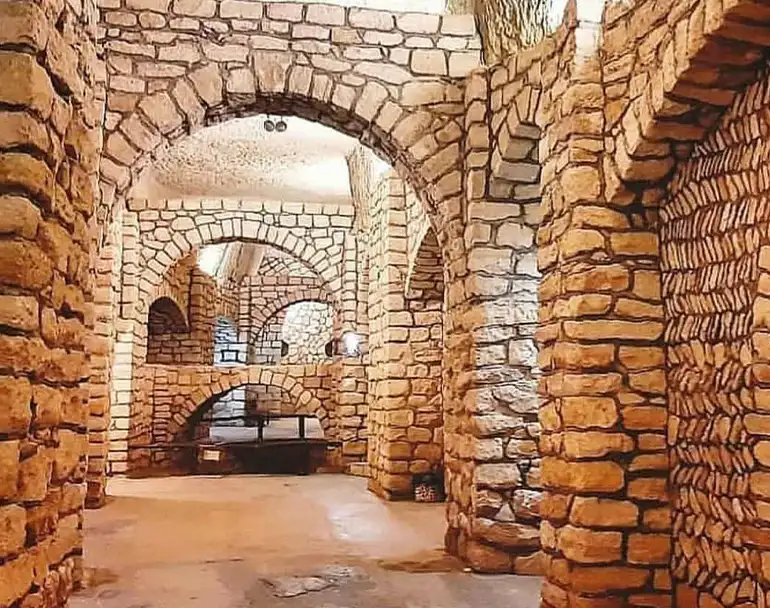 شهر زیرزمینی کاریز در مسیر کیش‌گردی با ماشین