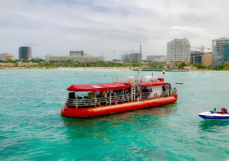 قایق کفشیشهای کیش قایق کفشیشهای یکی از تفریحات آبی کیش